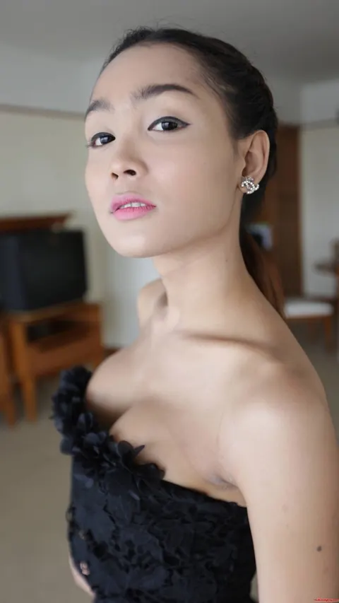 Asian Trans Woman Reveals Her Tits in a Black Dress – photo 16 of 21