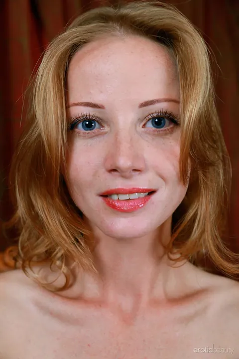 Diana Bronce: Thick European Redhead with Big Tits Spreads Her Shaved Pussy – photo 15 of 16