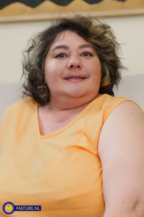 Mature BBW with Short Hair Poses Nude – photo 9 of 20