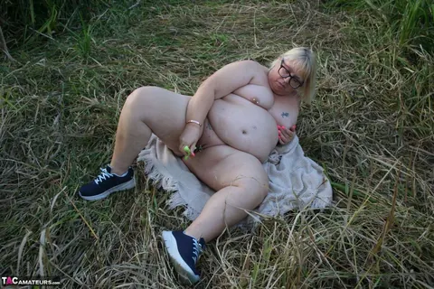 Lexie Cummings: Curvy Mature British Woman Gets Fucked in the Forest – photo 2 of 16