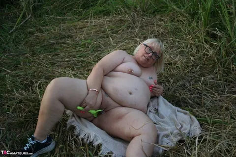 Lexie Cummings: Curvy Mature British Woman Gets Fucked in the Forest – photo 1 of 16
