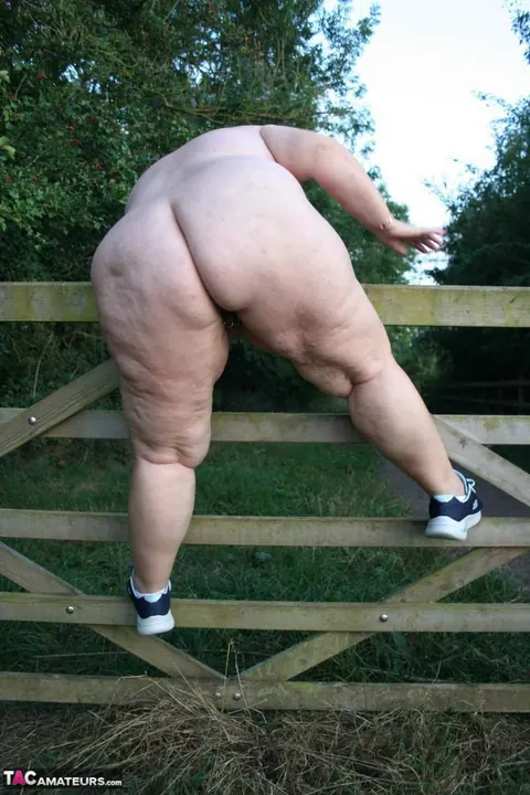Lexie Cummings: Curvy Mature British Woman Gets Fucked in the Forest – photo 12 of 16