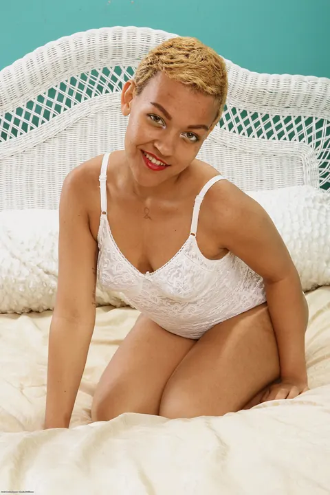 Short-Haired Slim Woman Spreads Her Hairy Pussy – photo 6 of 21