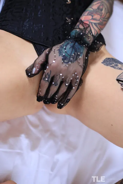 Mari Galore: Tattooed PAWG Masturbates in Leather Lingerie – photo 11 of 16