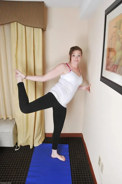 Thick Athletic Amateur Pulls Aside Her Yoga Pants to Spread – photo 2 of 16