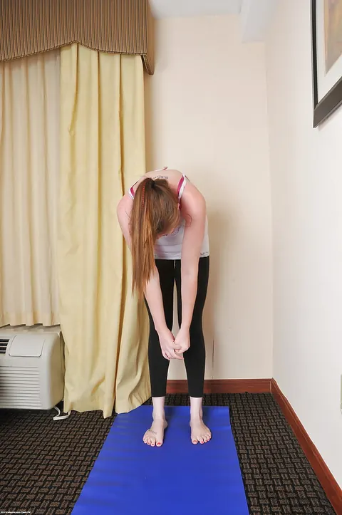 Thick Athletic Amateur Pulls Aside Her Yoga Pants to Spread – photo 4 of 16