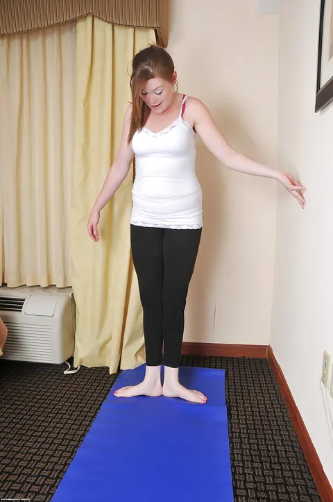 Thick Athletic Amateur Pulls Aside Her Yoga Pants to Spread – photo 5 of 16
