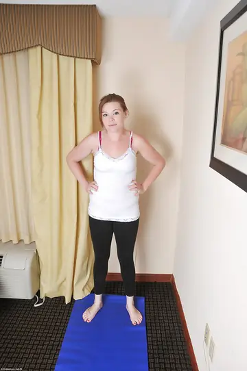 Thick Athletic Amateur Pulls Aside Her Yoga Pants to Spread