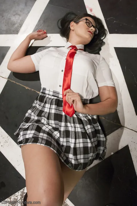 Trans Woman Poses Fully Nude and Displays Her Figure – photo 1 of 21