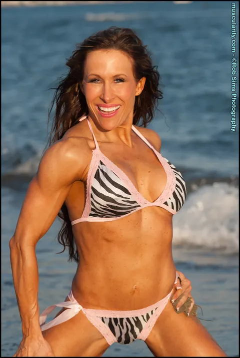 Tammi Bradford: Thick Brunette Shows Her Big Tits in a Bikini on the Beach – photo 15 of 15