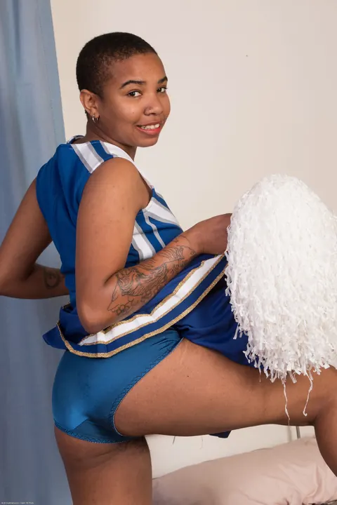 Ryder Cruise: Ebony Woman with Shaved Head Spreads Her Holes – photo 2 of 21