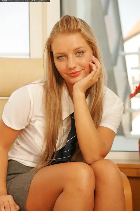 Courtney Lightspeed: Blonde Strips Nude and Poses for Erotic Photos – photo 2 of 21