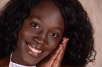 London Blaq – Ebony Babe with Big Natural Tits Spreads Her Pussy Lips