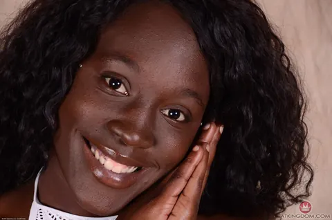 London Blaq: Ebony Babe with Big Natural Tits Spreads Her Pussy Lips – photo 1 of 16