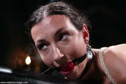 Wenona: Tall MILF in Bondage Takes Anal – photo 8 of 21