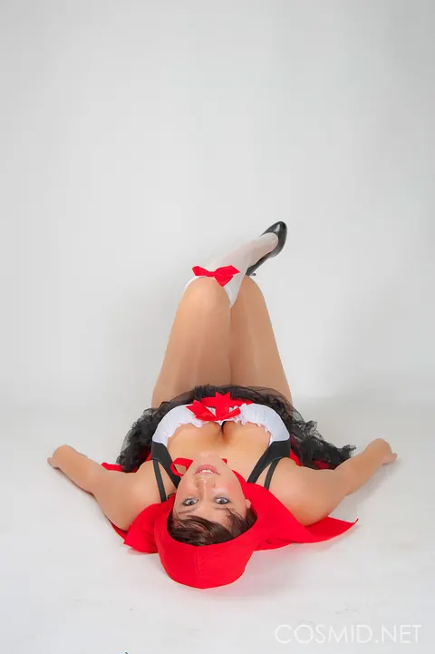 Short-Haired BBW in a Red Skirt and Socks Kisses Her Partner – photo 9 of 16