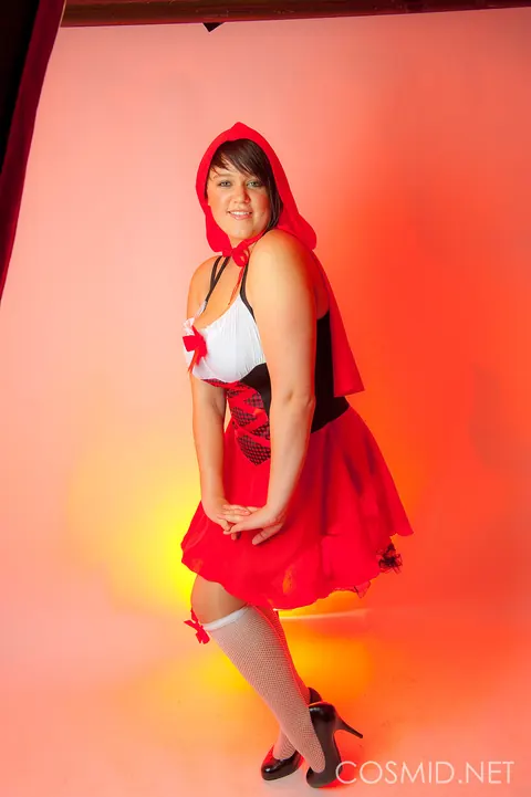 Short-Haired BBW in a Red Skirt and Socks Kisses Her Partner – photo 4 of 16
