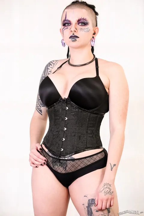 Luna Lavey: Thick Tattooed Busty Woman Peels Off Her Corset and Flaunts Her Big Ass – photo 4 of 17