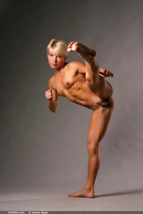 Blonde with Short Hair Spreads Her Pussy Nude – photo 7 of 17