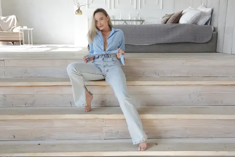 Olivia Myers: Slim Blonde with Big Natural Tits Spreads in Jeans – photo 3 of 21