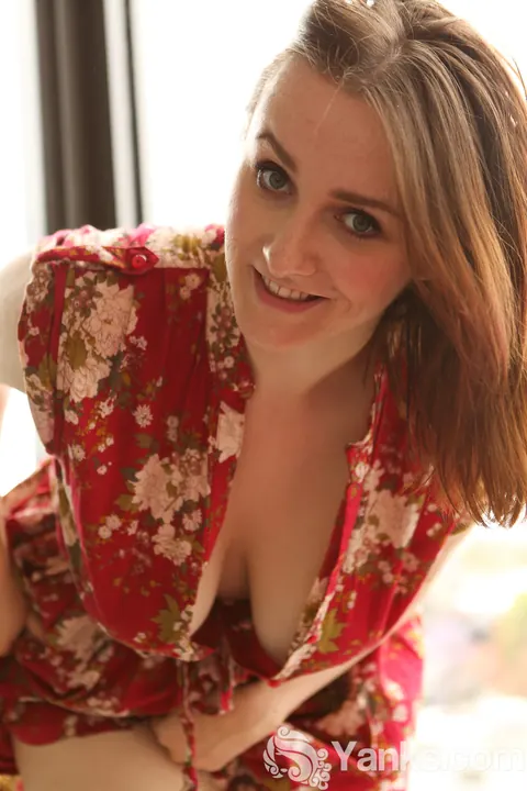 Aeryn Walker: Brunette Lifts Her Skirt and Fingers Her Pussy – photo 4 of 16