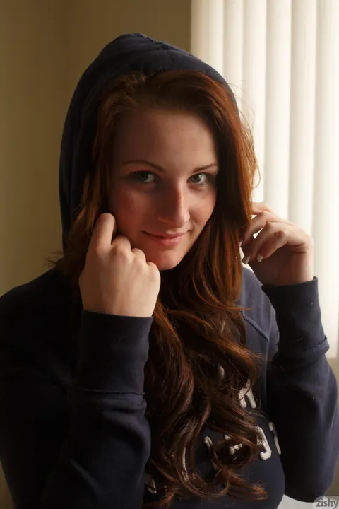 Emmy Sinclair: Redhead Reveals Her Big Natural Tits and Spreads Her Pussy Nude – photo 9 of 12
