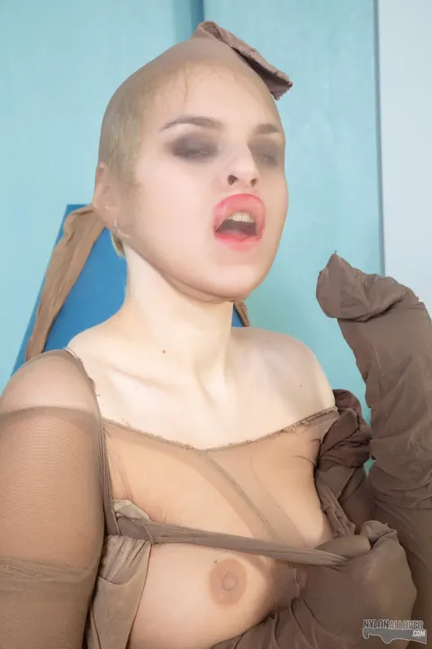 Pale Policewoman Spreads Her Legs in Uniform and Stockings – photo 14 of 16