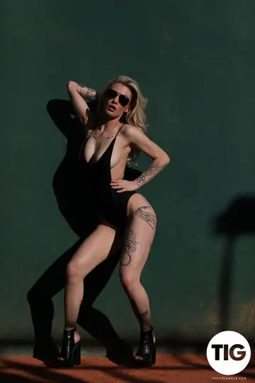 Saskia Valentine – Blonde British MILF Flashes Her Tits and Shows Tattoo in Panties