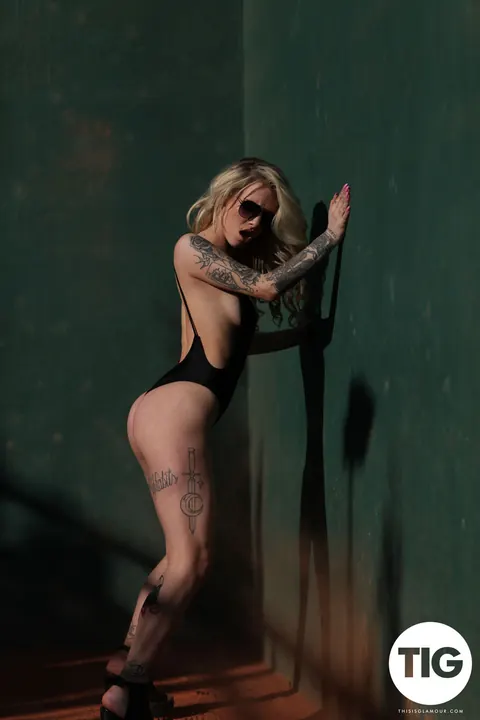 Saskia Valentine: Blonde British MILF Flashes Her Tits and Shows Tattoo in Panties – photo 5 of 21
