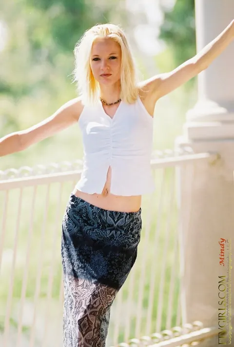 Amateur Woman Strips Nude Outdoors to Show Her Small Tits – photo 7 of 20