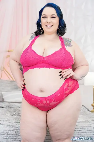 Alexxxis Allure – BBW Blonde and Brunette in Lingerie and Heels Kiss