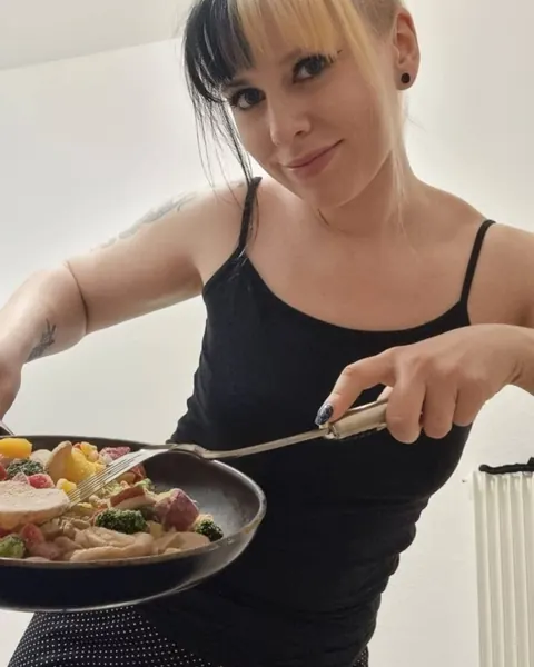 Tattooed Amateur Poses in Panties While Cooking in the Kitchen – photo 7 of 17