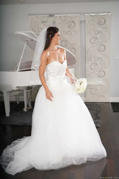 Kelsi Monroe: Redhead Bride Sheds Her Wedding Dress to Show Her Slim Body – photo 8 of 20