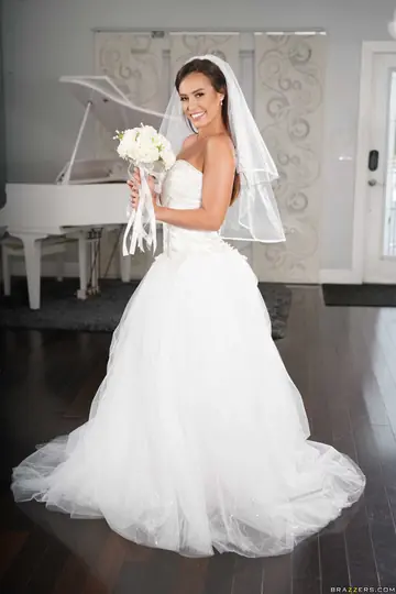Kelsi Monroe – Redhead Bride Sheds Her Wedding Dress to Show Her Slim Body