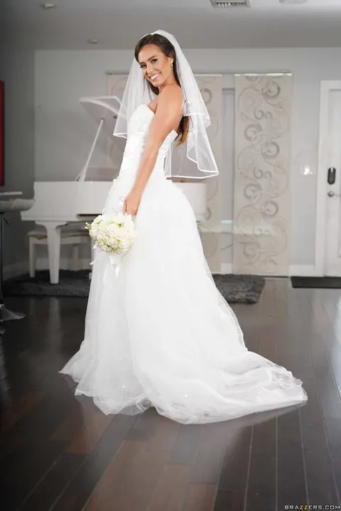 Kelsi Monroe: Redhead Bride Sheds Her Wedding Dress to Show Her Slim Body – photo 2 of 20