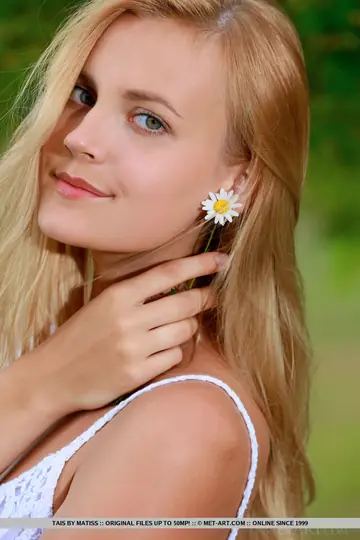 Blonde PAWG Strips Out of Her Dress in the Garden