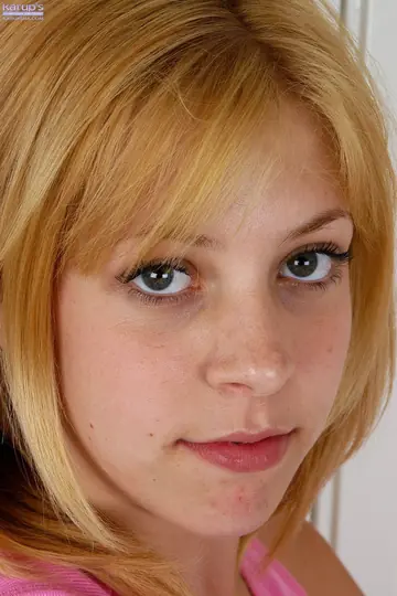 Leah Luv – Amateur Blonde with Small Natural Tits Spreads Her Pink Pussy