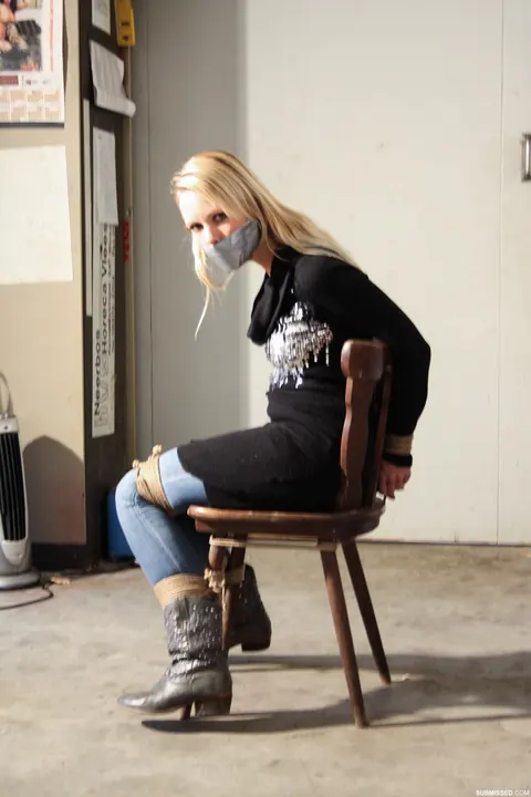 Natalie Visser: Bound Blonde Masturbates with a Dildo on a Chair – photo 7 of 17