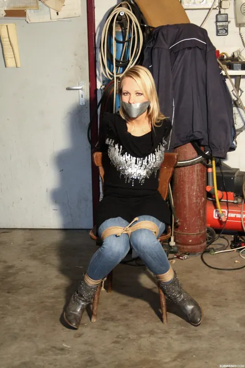 Natalie Visser: Bound Blonde Masturbates with a Dildo on a Chair – photo 14 of 17