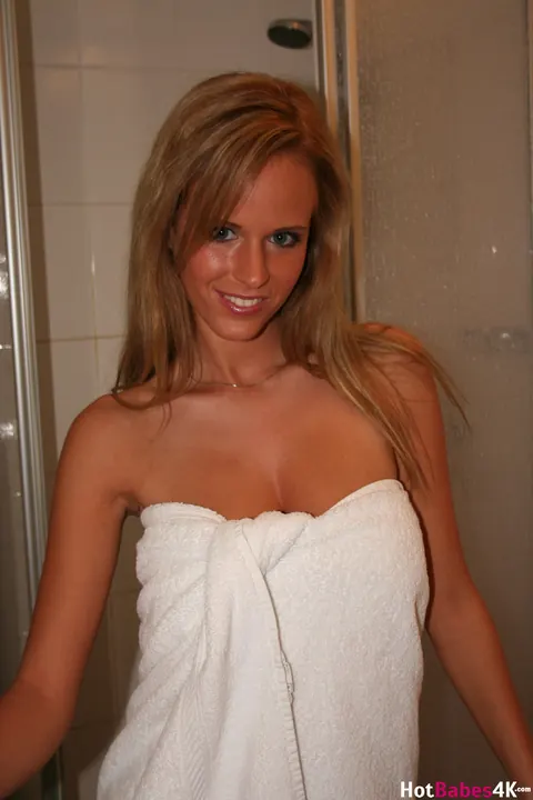 Zuzana Drabinova: Czech Blonde MILF Spreads Her Legs in the Shower – photo 1 of 21
