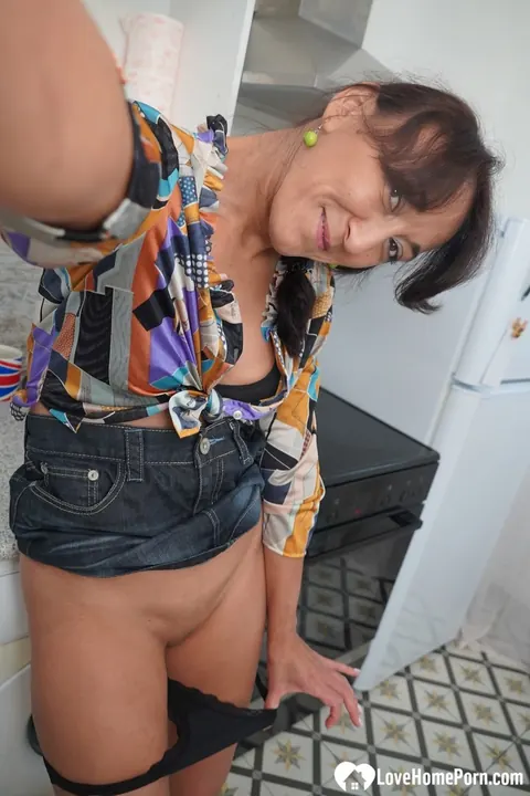 Karina Fox: Busty Brunette MILF Spreads Her Legs in Stockings Selfie – photo 3 of 15