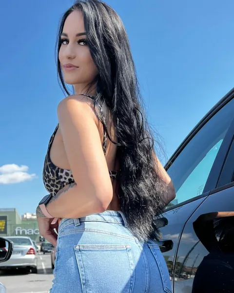 Woman Strips Out of Her Yoga Pants and Jeans Outdoors – photo 18 of 18