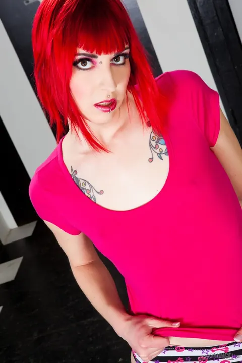 Sally Sparrow: Slim Redhead with Short Hair and Tattoos Spreads Her Pussy – photo 3 of 17