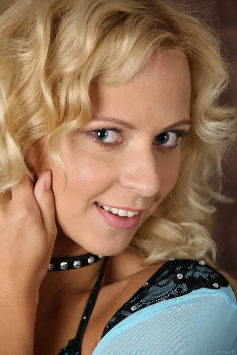 Mature Blonde Undresses and Shows Her Body – photo 1 of 21