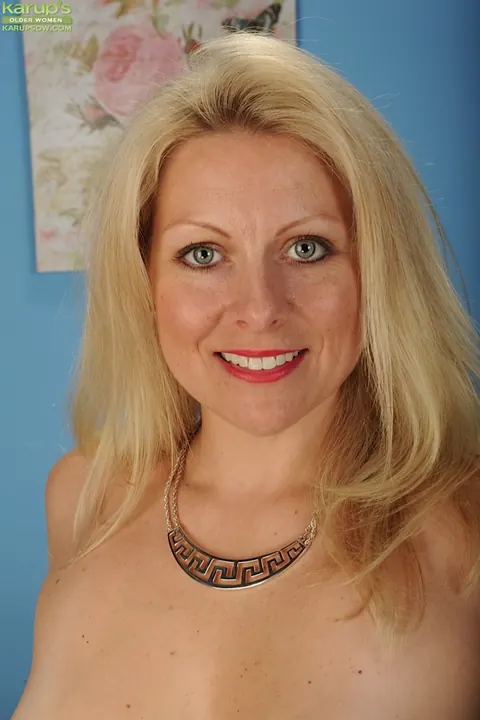 Zoey Tyler: Blonde MILF Strips Off Her Skirt and Spreads Her Shaved Pussy – photo 16 of 16