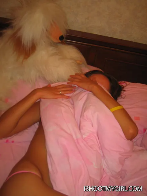 Slim European Brunette Fingers Herself in Bed – photo 4 of 21