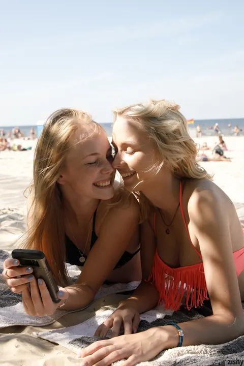 Bernie Svintis: Slim Blonde Lesbians Kiss and Lick Pussy on the Beach – photo 8 of 12