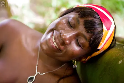 Mature Ebony Woman Undresses and Spreads in the Forest – photo 10 of 16