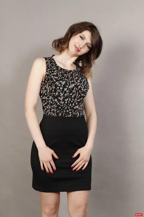 Susan Ayn: Tall Czech Brunette Models Her Outfit at a Casting – photo 2 of 15