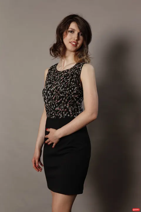 Susan Ayn: Tall Czech Brunette Models Her Outfit at a Casting – photo 1 of 15